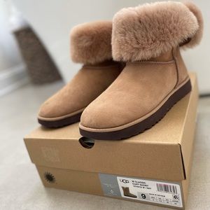UGG CLASSIC CUFF SHORT - SIZE 9 - NATURAL